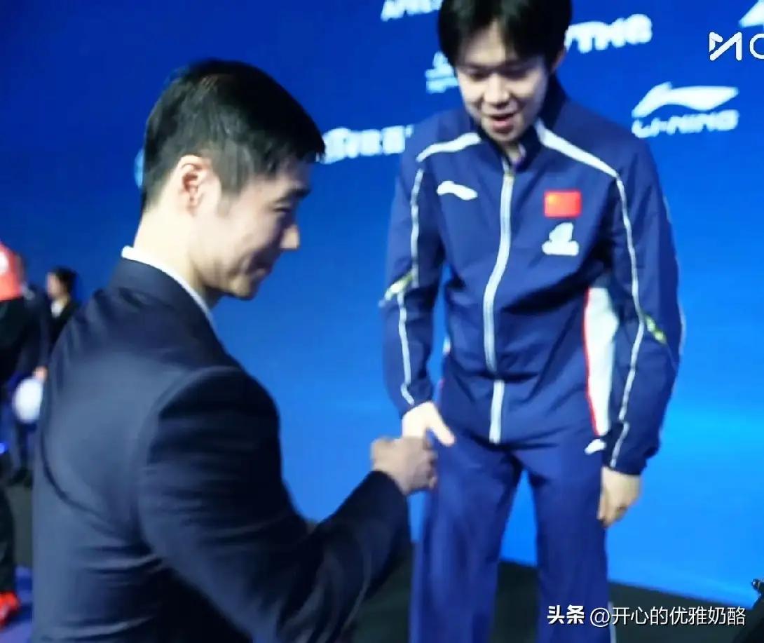 两次国歌响彻澳门！王励勤亲自颁奖，王楚钦孙颖莎眼含热泪，这一幕看哭无数国人！
