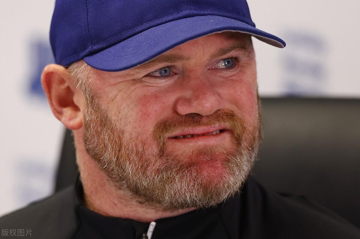 六旬老汉不容易！[捂脸]鲁尼回家，却被某球迷喊“滚回米国去”[惊呆]，伯明翰咋的