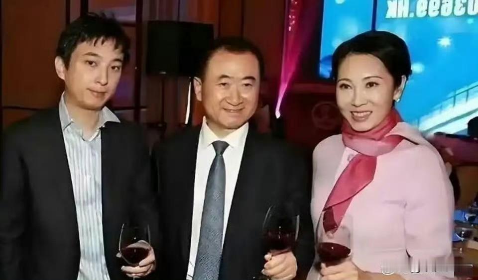 王健林这辈子最踩坑的三笔投资，每笔都砸了5亿，结果全翻车！
 
第一:给王思聪5