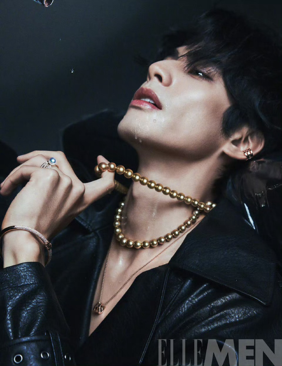 宋威龙露腰血痕妆宋威龙这组造型杀疯了！露腰装衬出劲瘦腰线，血痕妆混着破碎感，野性