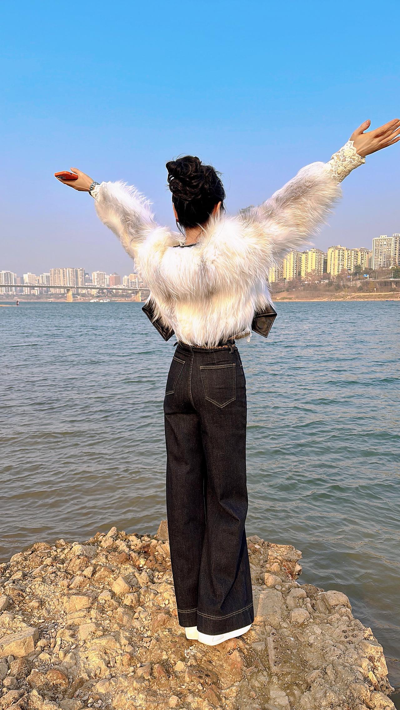 果然到了一定年纪，你会释怀所有人和事，即使满身风雨，也要笑着走下去，慢慢的，你不