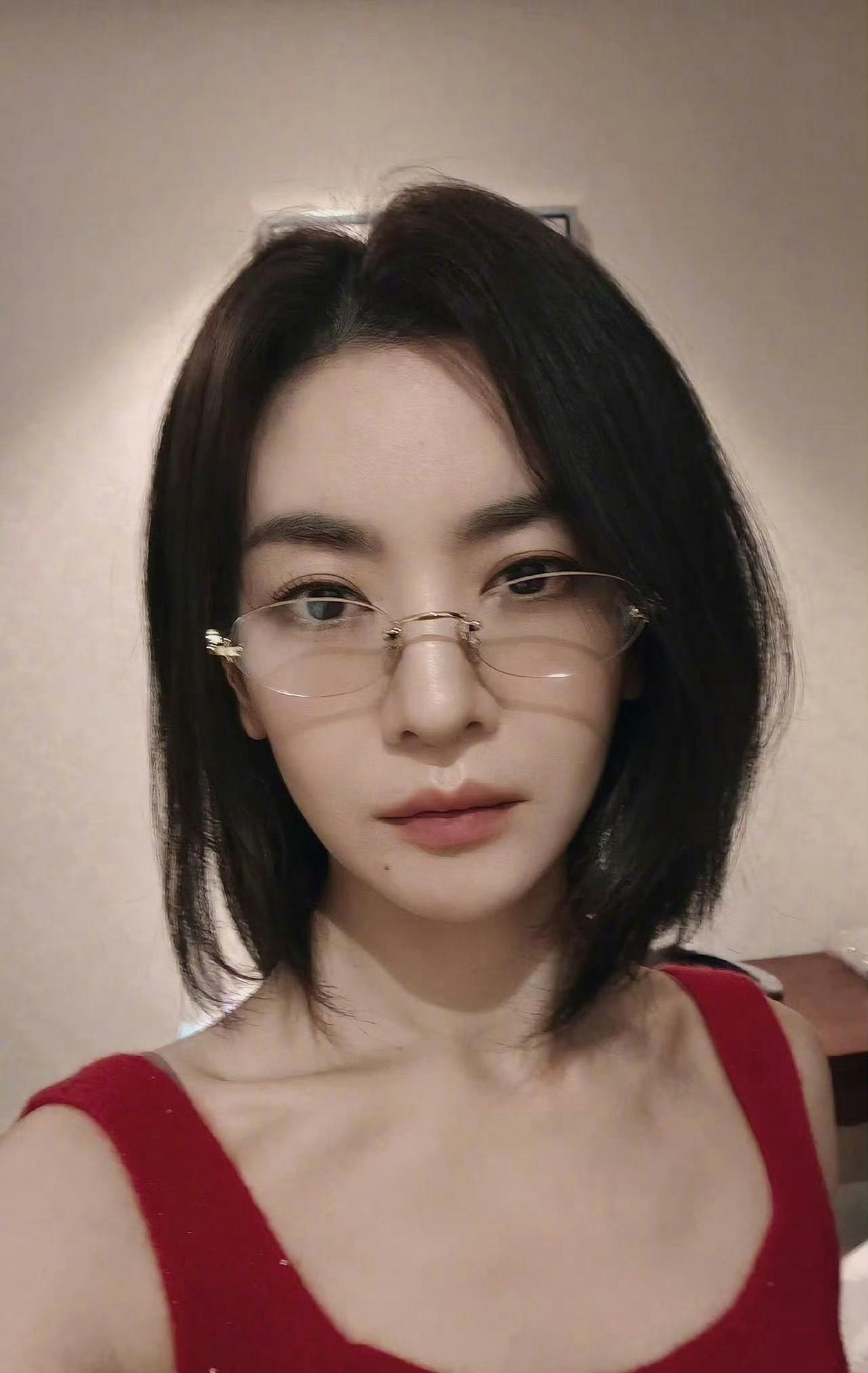 哇塞 被李晟这张给狠狠媚到了 好帅啊姐🤩
下午逛街试了一个有点同款的眼镜 有点