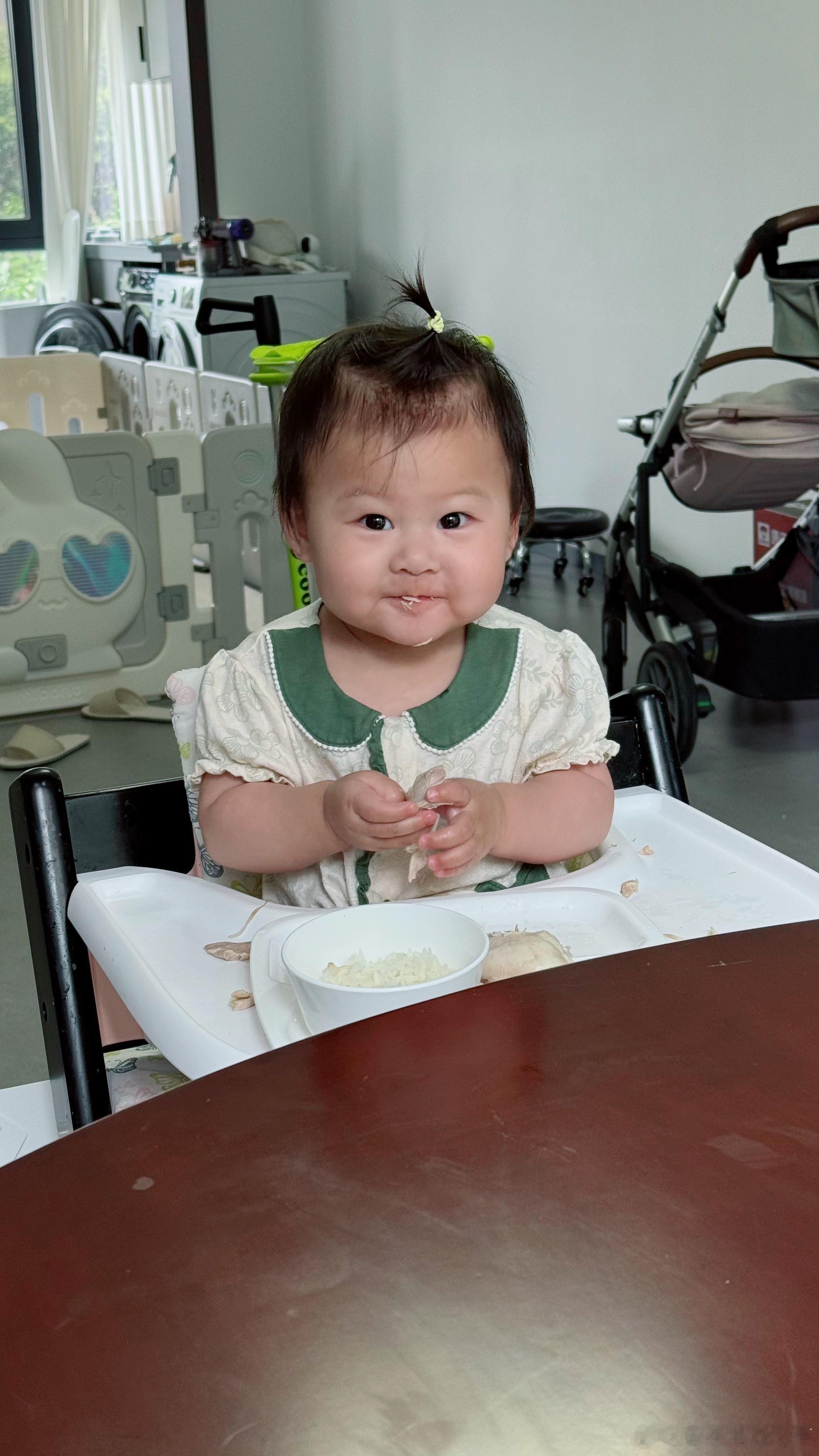 本来应该拆鸡腿肉让她吃着玩的，能吃一口是一口，随她。结果就是不让，一定要自己抱着