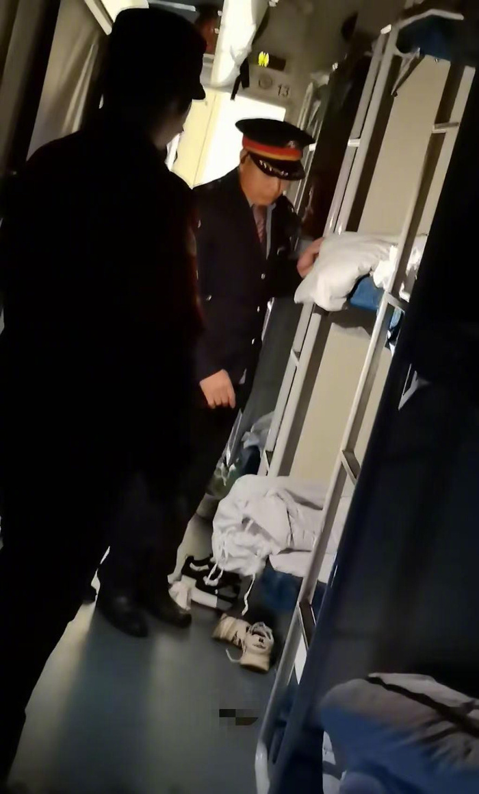 【洛阳开宁波硬卧车厢一男子夜间在过道大便，目击者称当事人拉到了其他乘客物品上，列