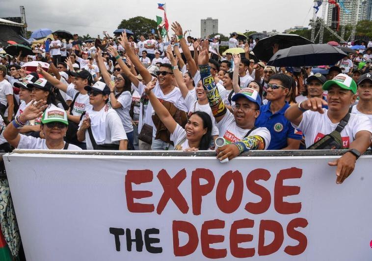 有其父必有其子
上周末，马尼拉和菲律宾其他城市数十万民众走上街头，要求小马科斯政