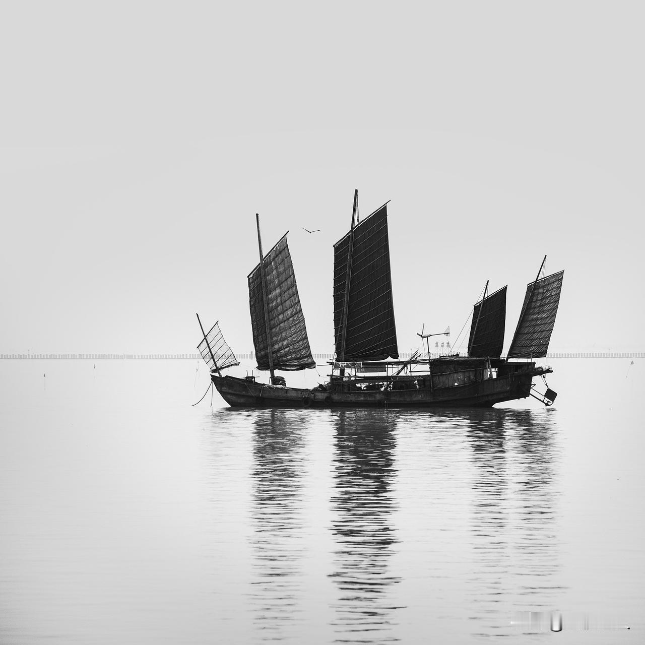一帆风顺
       太湖烟波里，古帆船静泊如墨。飞鸟掠空，湖水轻漾，倒影摇曳