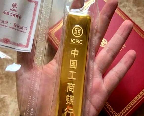 昨天938块刚冲进去100克黄金的人，现在估计正盯着手机发呆：前一天还想着950