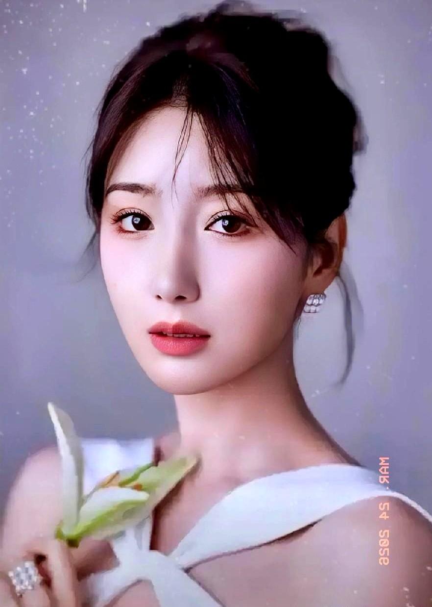 毛晓彤这事儿，太真实了。

谁能想到，她28岁生日那天，看着钟表，因为怕30岁还