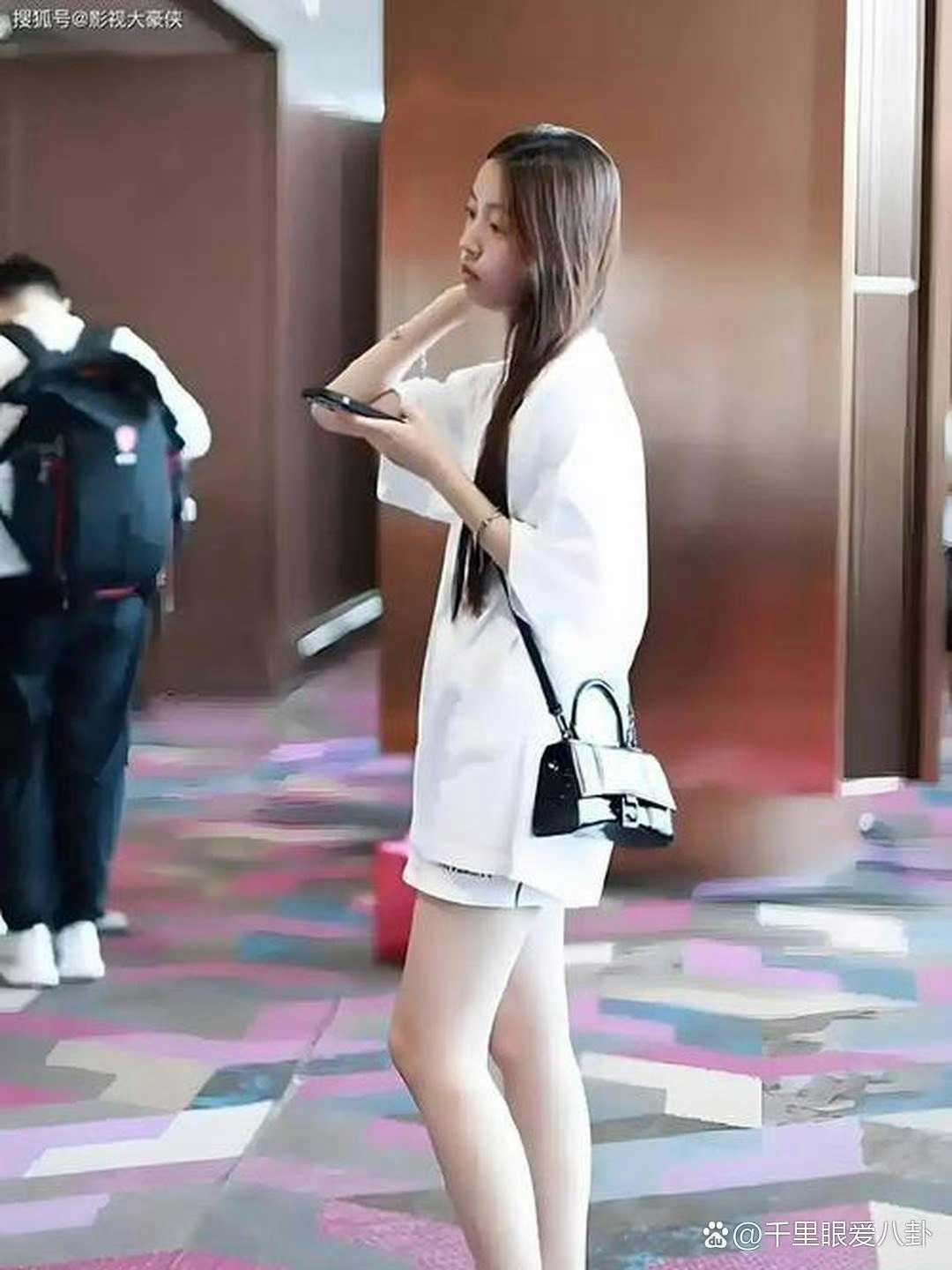 原来赵薇女儿这么像爸爸！父女同框，她的五官简直是复刻 