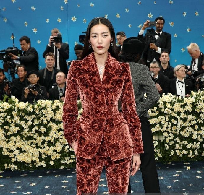 近日超模刘雯身着巴宝莉的服饰第13次出席Met Gala，她这回走复古时尚风，显