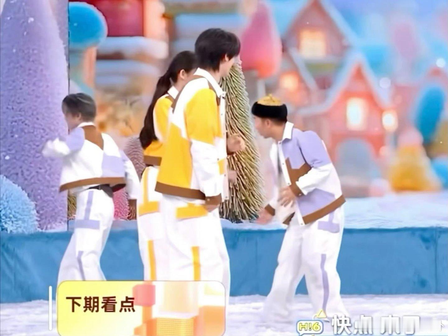 游戏互动全情投入，认真模样又帅又甜，眼睛根本离不开她！ 