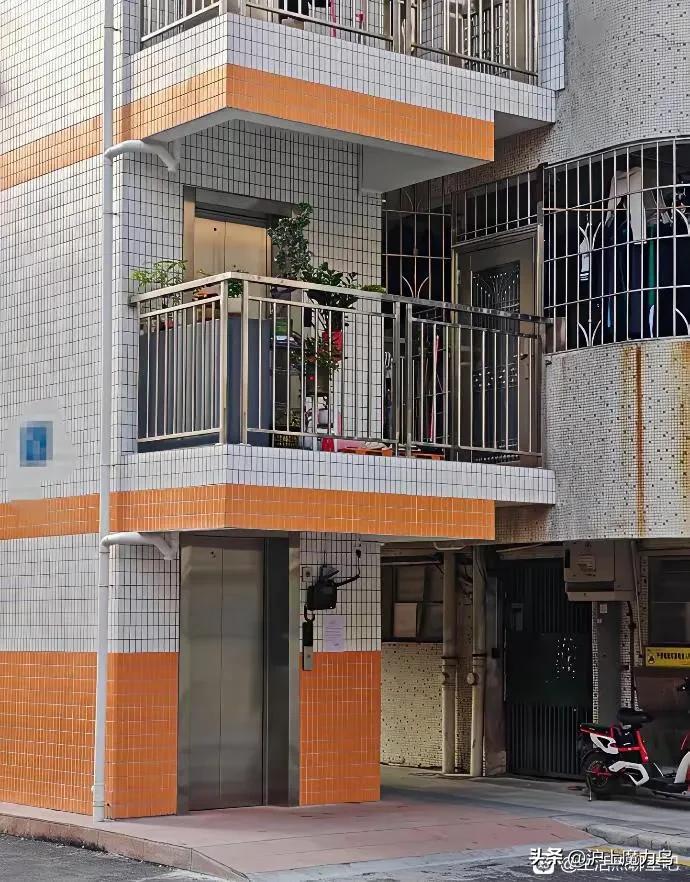 为啥中介总爱两头吃？给你讲个上海房东大哥的真事，笑死人还扎心。
 
他房子挂牌5