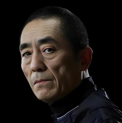 74岁张艺谋，把北京700平的别墅抵押了，换回3000万现金，加上其他积蓄，他个