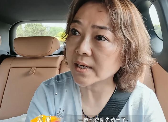 三十年前那一拳，成了婚姻无法愈合的裂痕。

事情发生在王心迪只有一岁的时候。那时