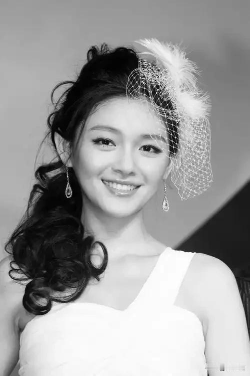 她对自己极狠，为美白戒黑色素食物，为减肥严控饮食，这份自律让她成了“美容大王”，