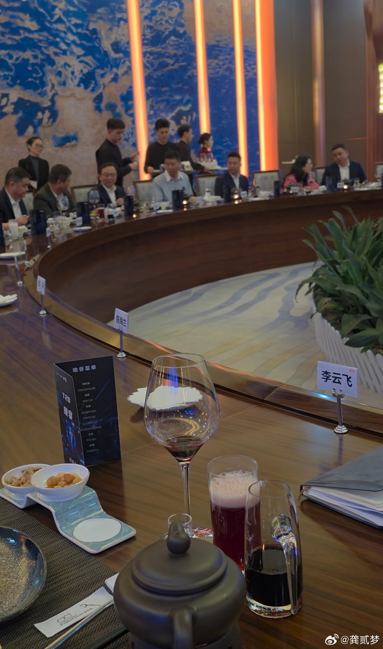 这应该是比亚迪礼宾楼的VIP1号厅了能到这里就能和老王吃上饭了我只在3厅吃过饭，