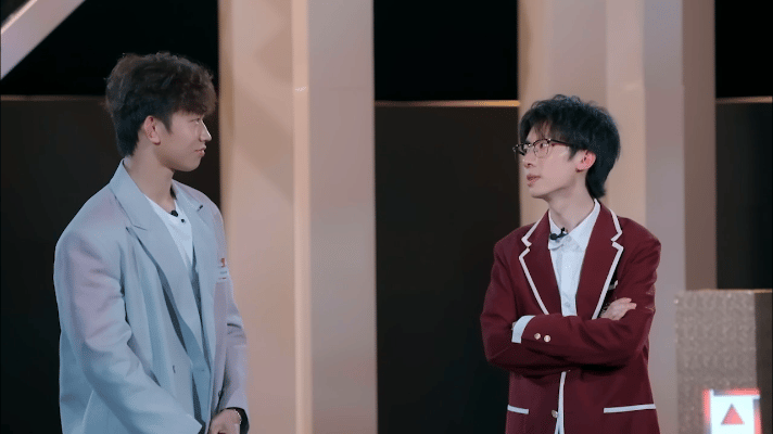 #陈靖可主动上PK台救队友##十天之后回到现实# 陈靖可的勇敢和担当，在 PK 