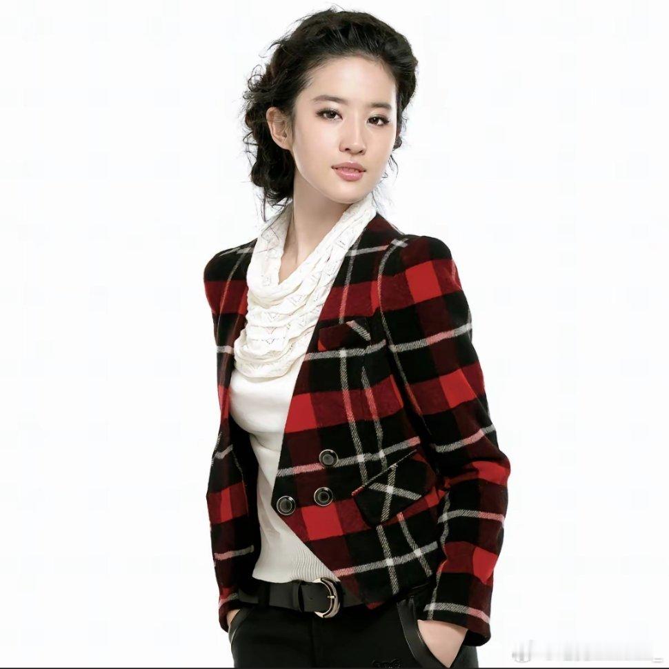 #刘亦菲[超话]# 不是啊，我真的服了，我把每一个脸都挡上，这个衣服真的有点一言
