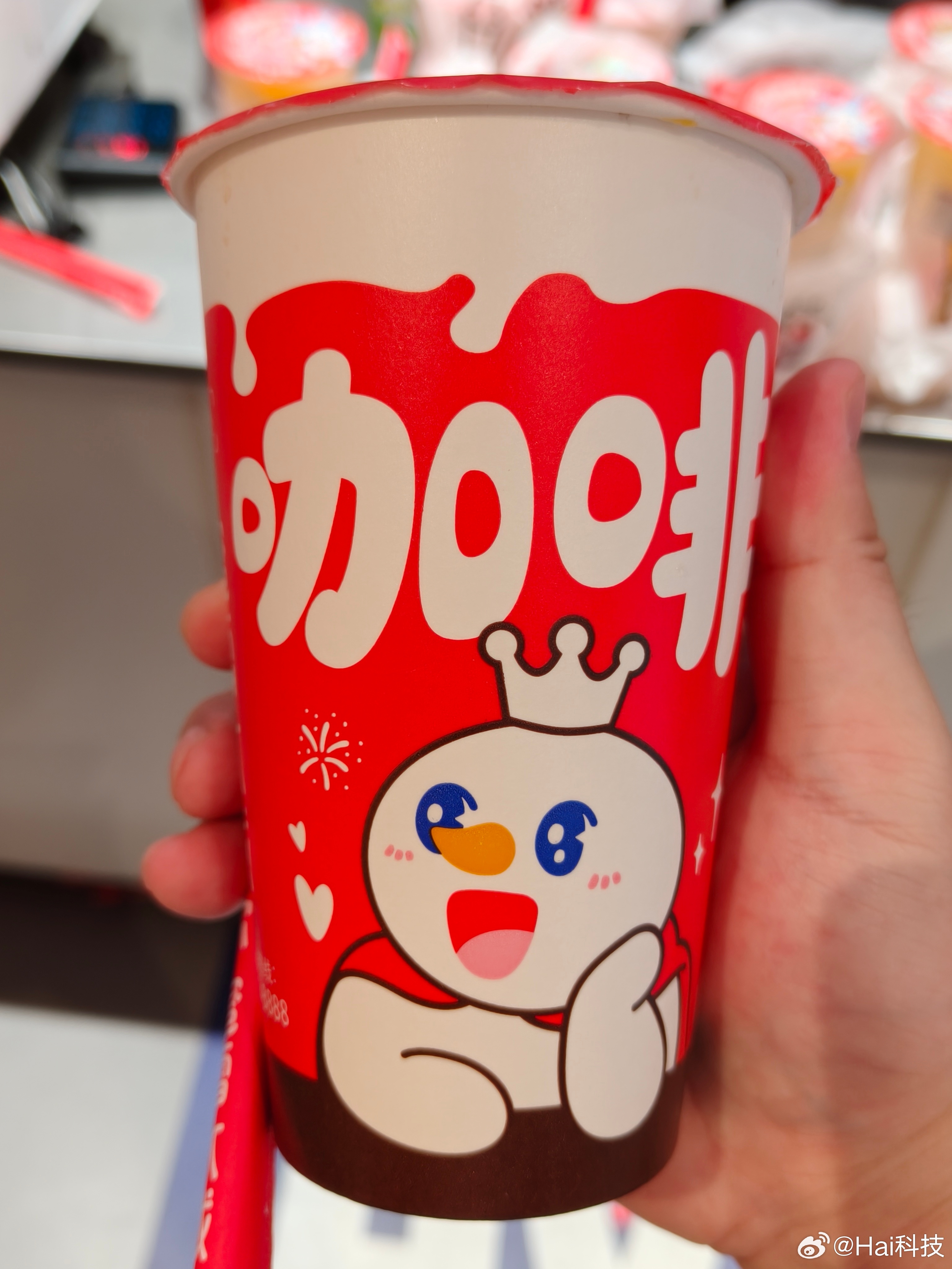 刚落地深圳点了秋天的第一杯奶茶✌️咱又不是没有这实力，不能让商家亏，更不让蜜雪冰