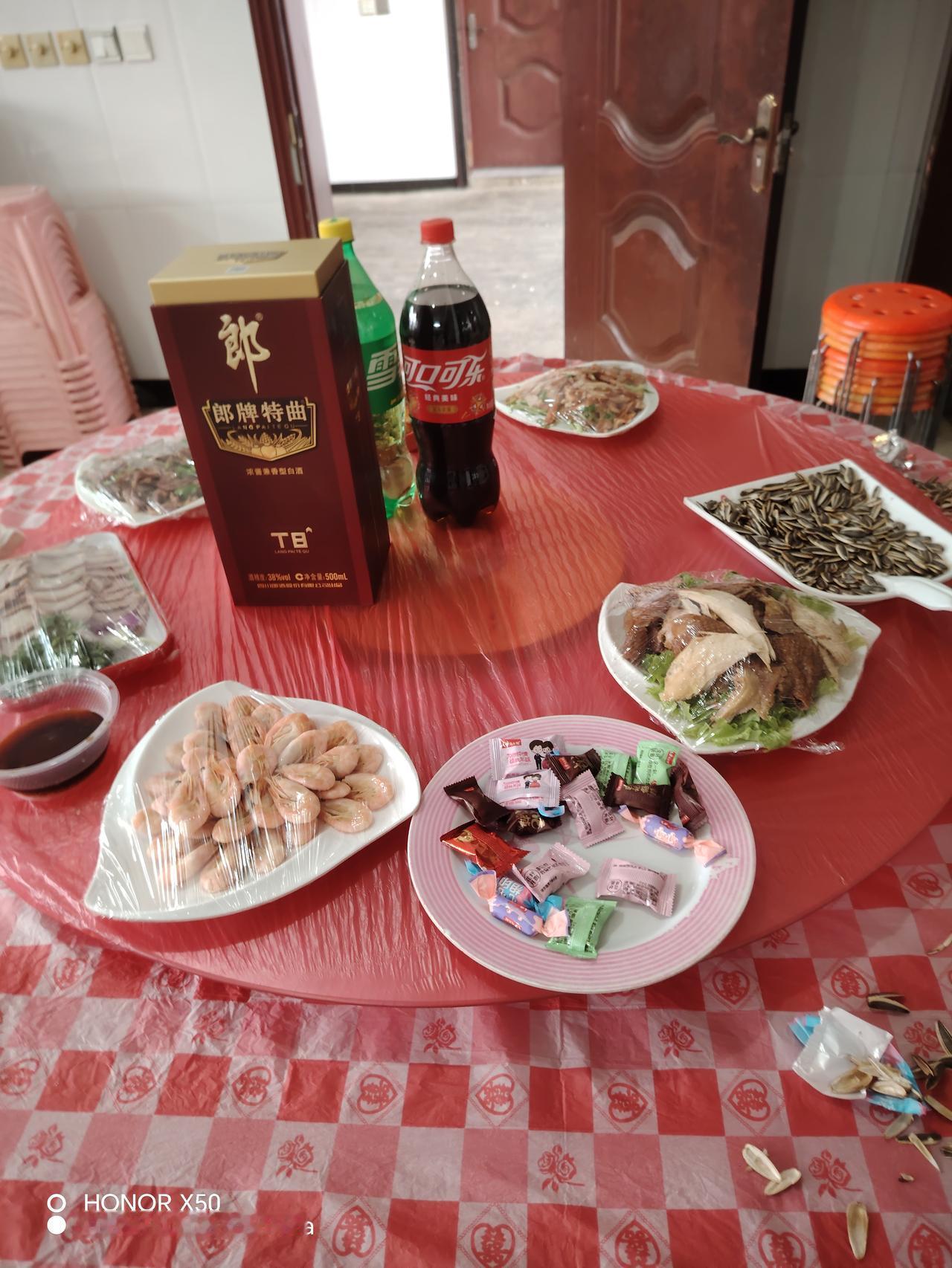 美酒佳肴，共享天伦。