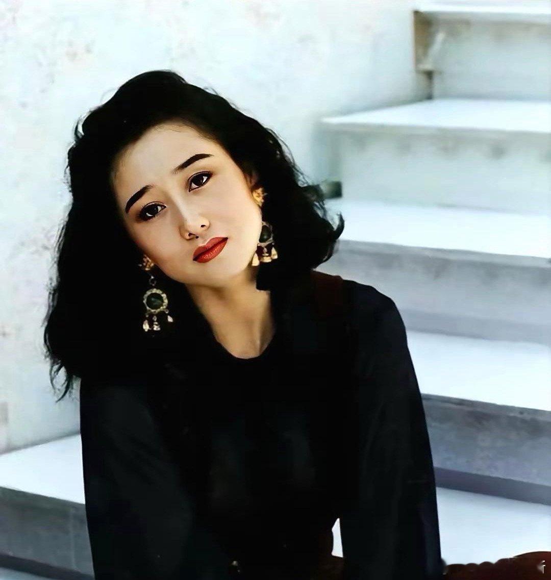 原来如此啊，给利智的俩闺女早早准备好俩豪宅做嫁妆，给黄秋燕的女儿一辆30万的车当