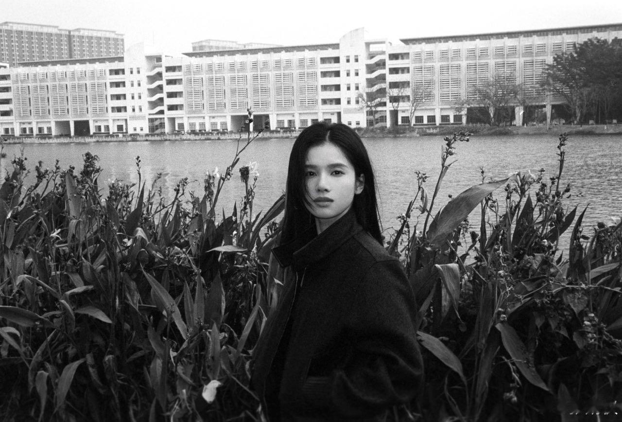 张婧仪湖边有风的午后湖边午后的张婧仪 超级有故事感的一张脸 