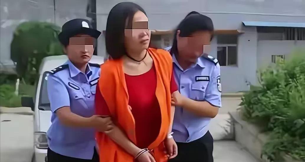 一个电话，打碎了单亲妈妈的心，也终结了她儿子的一生。她为了供儿子读书，做着最卑微