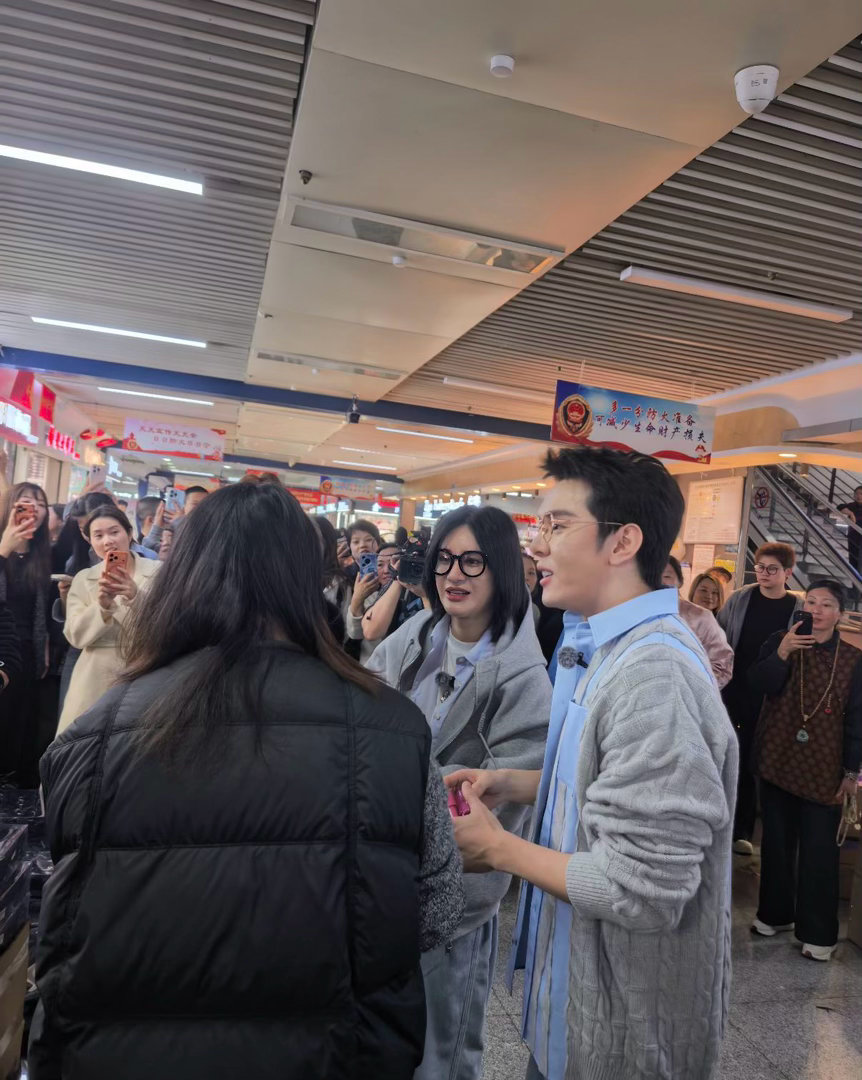 义乌偶遇尚雯婕李佳琦逛小商品 谁能想到在义乌小商品市场也能偶遇明星组合！尚雯婕和