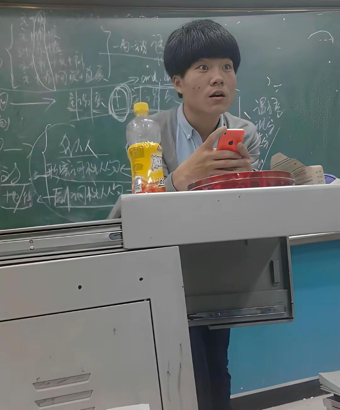 当年这小伙子，做梦也想不到如今会火得让人称神吧？[捂脸]