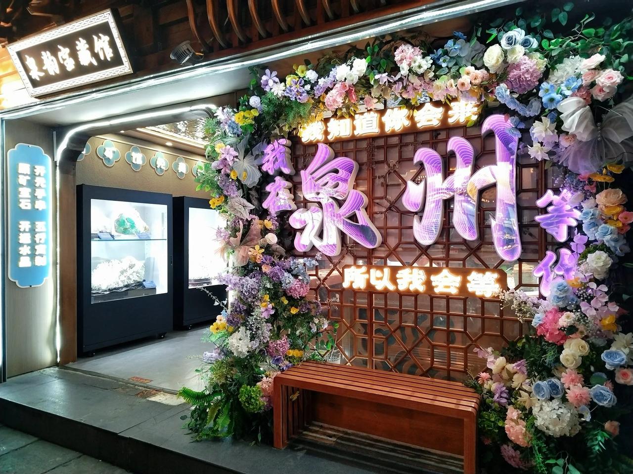 泉州西街，位于福建泉州市鲤城区，是泉州最古老的一条街。早在宋朝，它就代表了泉州的