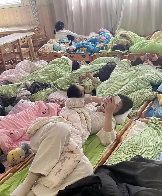 幼儿园老师都这么轻松吗[笑哭]