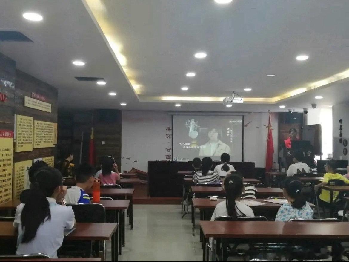 在温州有一种温暖叫网下邻居线上相识、线下相助，微信群是起点，敲门问候是日常。他们