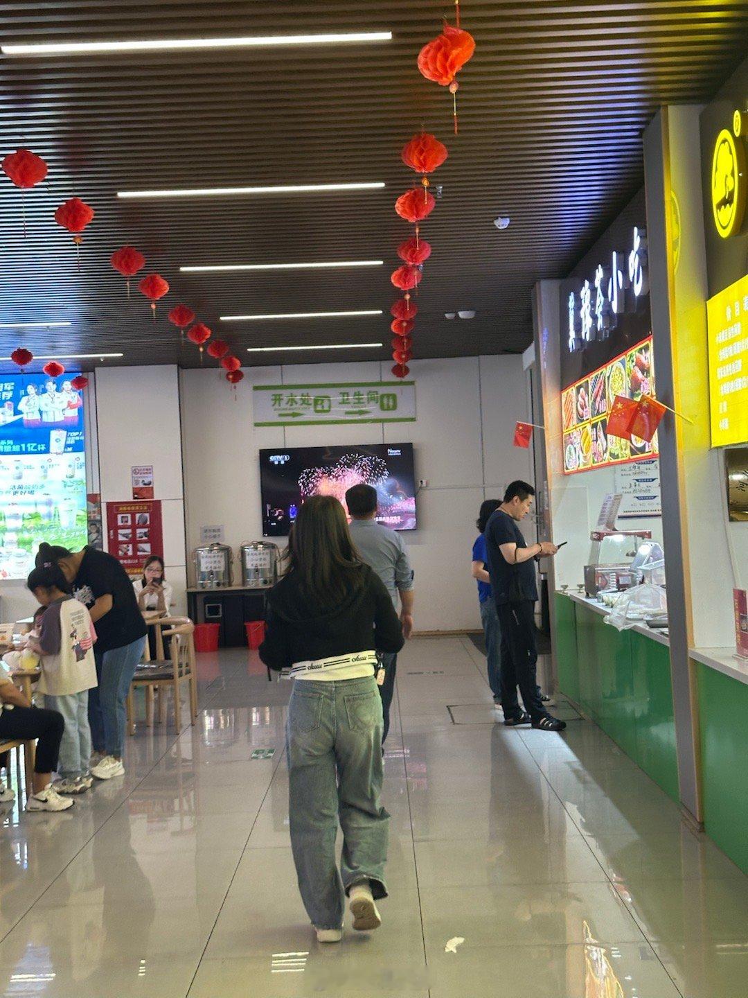 去了一些高速服务区，上厕所的时候必须要走过去超市、餐厅，才能尿尿[允悲][允悲]