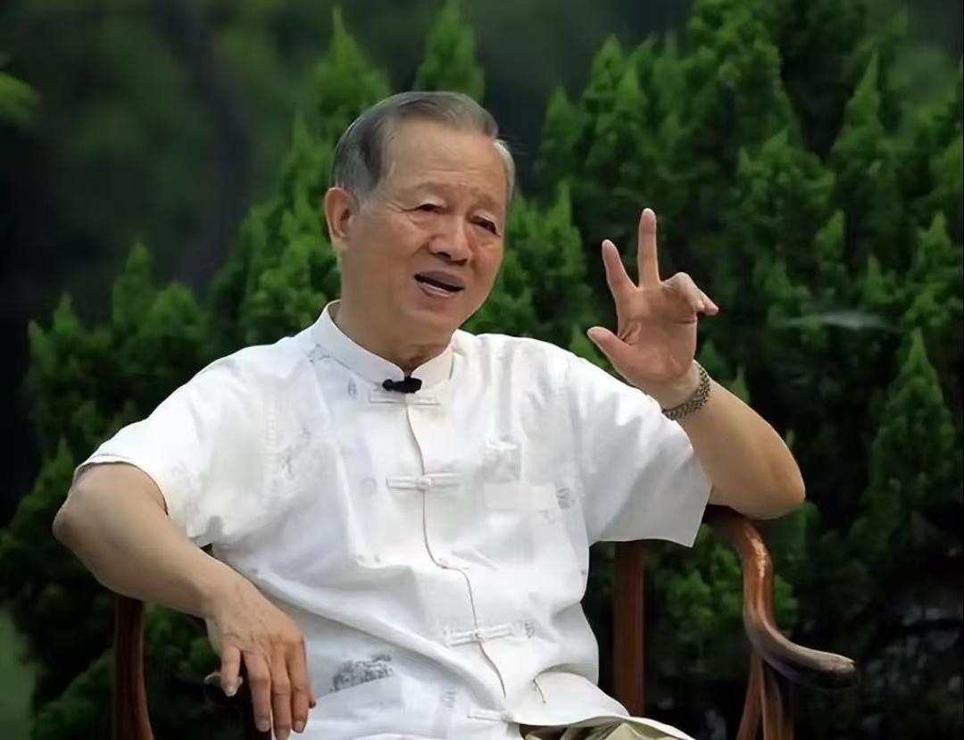 曾仕强教授说：
“女人衣服太多，
是在消耗自己的福气

每件衣服都带有自己的磁场