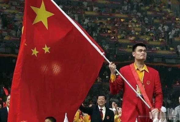 北京时间7月24日晚，中国体育代表团公布了参加巴黎奥运会的旗手人选：35岁的男子