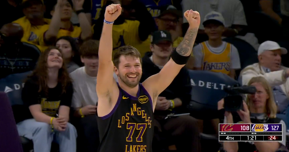 42分5篮板12助攻0失误，东契奇的完美之夜。东契奇用一记扣篮结束了自己他同样完