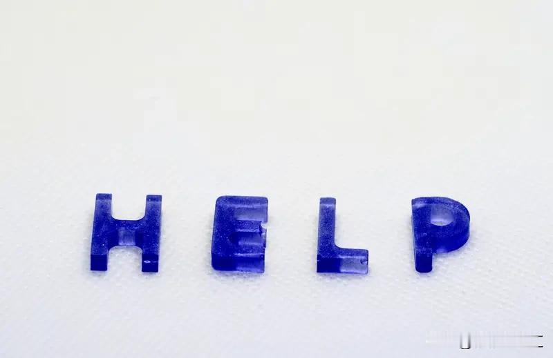 我肯定会主动帮助别人啊。之前在地铁上，看到一位孕妇上车，周围人都无动于衷，我立刻