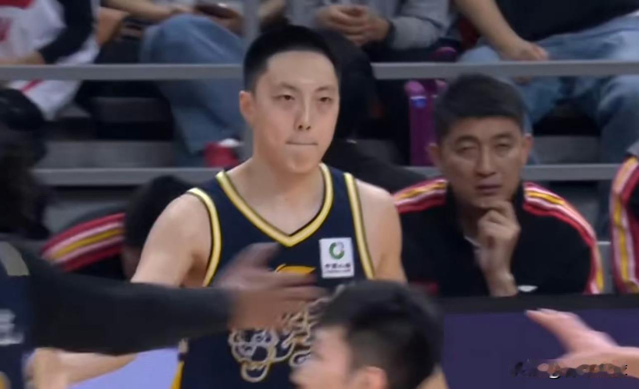 这才是大家熟悉的胡明轩！

今天晚上，广东男篮坐镇主场迎战北控男篮。本场比赛，胡