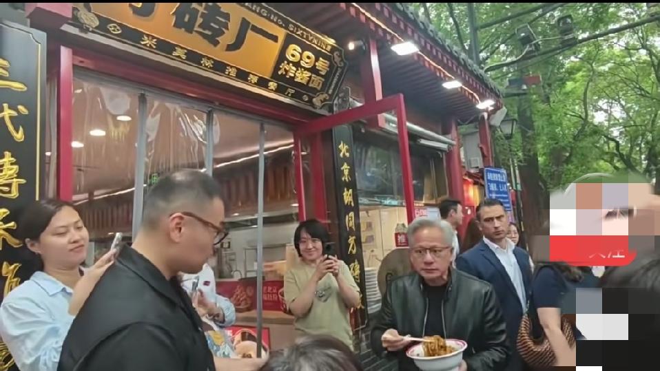 北京炸酱面有那么好吃吗？
       刚看到消息:黄仁勋在北京街头吃“北京炸酱