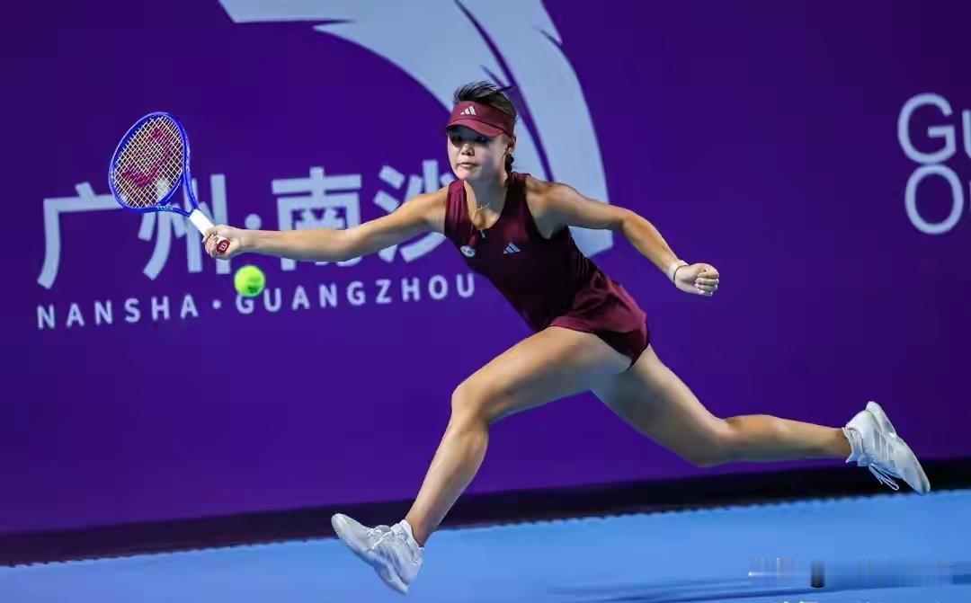 WTA250广州公开赛女单1/4决赛，16岁的中国小将孙心然以7-5、7-6(2
