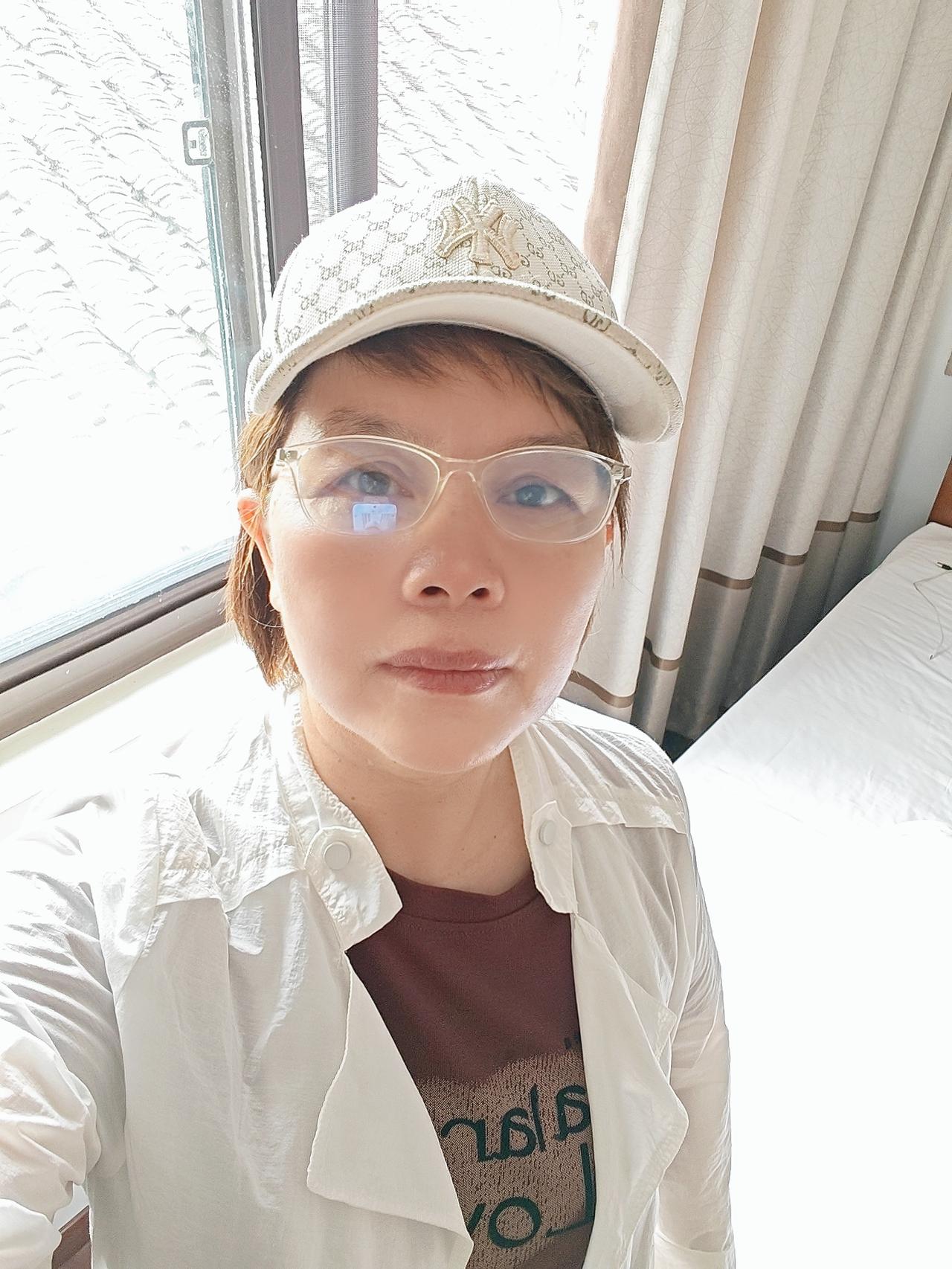趁着窗边暖阳，分享今日一身休闲穿搭。入秋后气温忽高忽低，轻薄白色外套成了日常刚需