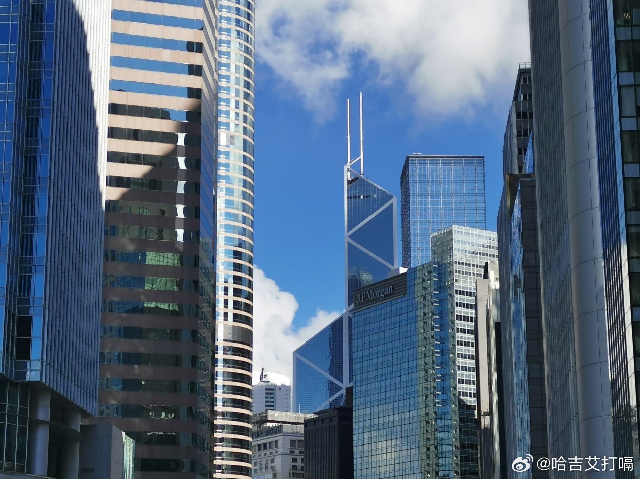 凤凰新闻【油价惊魂一夜！伊朗扬言封锁海峡原油暴涨7%，特朗普“安抚市场”后光速回