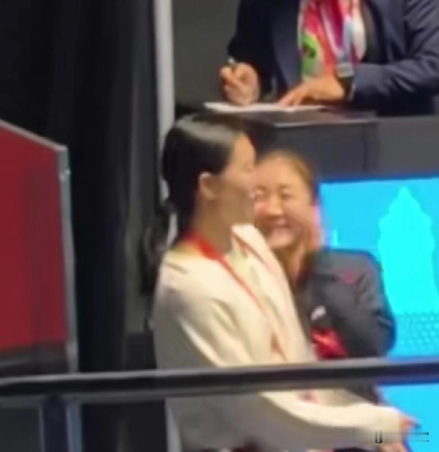 陈梦平时大姐大气质，当遇到李大锤，立马化身小女孩了！

山东队女团夺冠的那一刻，