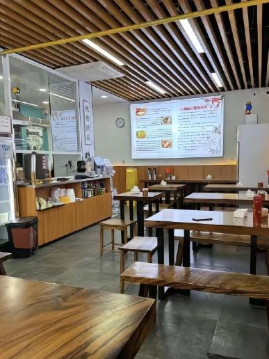 安徽，小伙在上海开了家羊肉面馆，结果开业6天就濒临倒闭，预计亏损60-70万，就