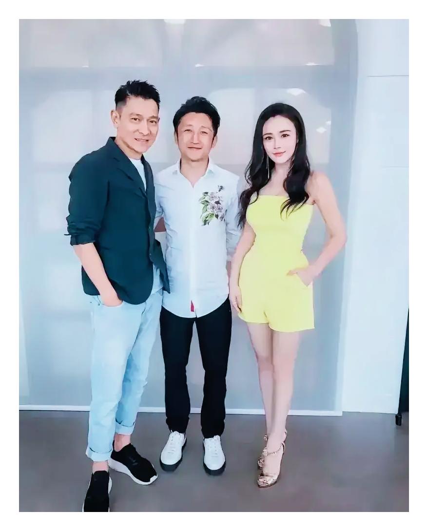 邹市明的高光时刻，那时候的冉莹颖身材是真好，皮肤也特别白，妥妥的精英女总裁范儿！
