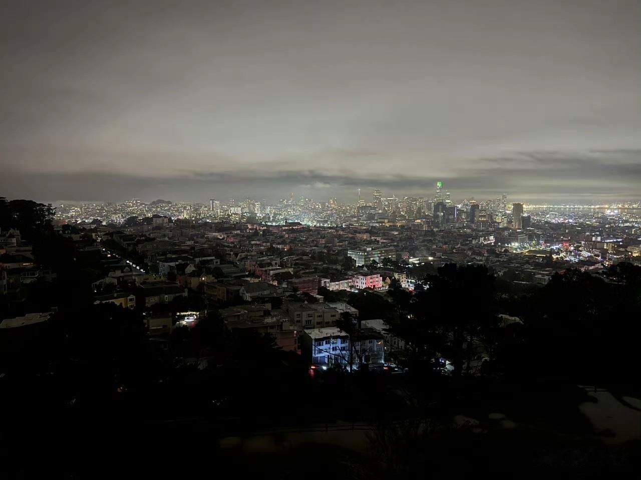 站在高处，一览停电的旧金山。