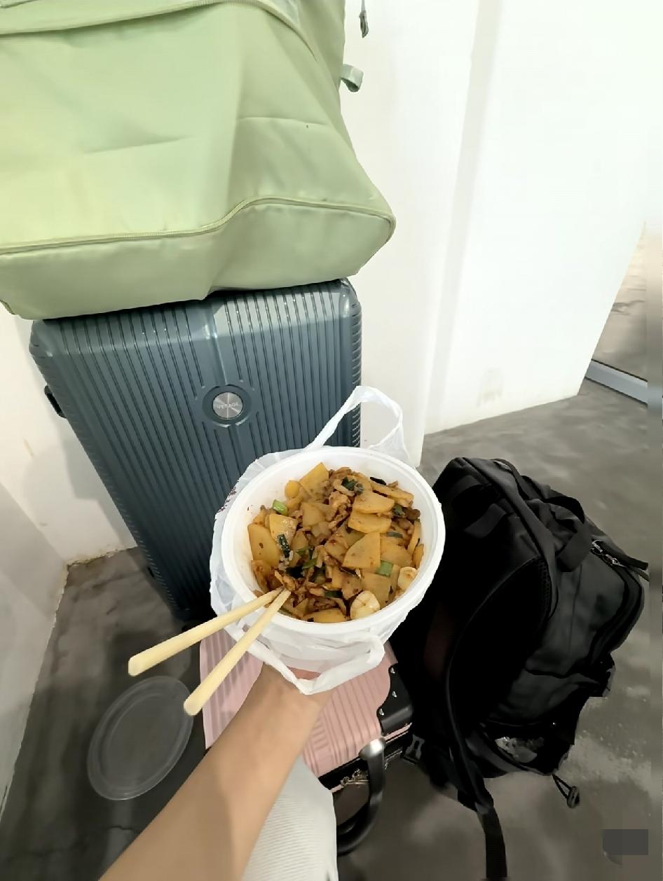 老弟96年30岁了，感觉已经废了，天天呆在外面已经好几年了，

16年在外面上大