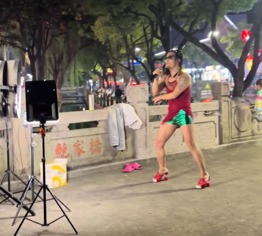 绍兴银泰旁，每晚都有个打扮奇特的人在直播。该如何评价？他这身打扮已然胜过九成的人