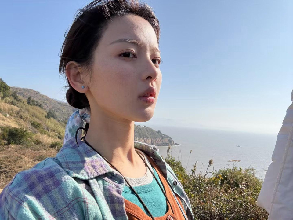 杨超越[超话]  好喜欢阿珍啊 杨超越🫘更新我总是习惯一个人坐在灯塔下等待 等