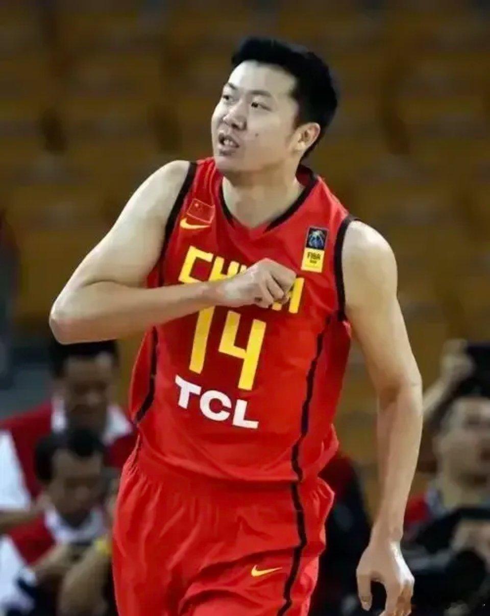 中国男篮历史地位排名！大家认同吗？1姚明2穆铁柱3易建联4王治郅5胡卫东6刘玉栋
